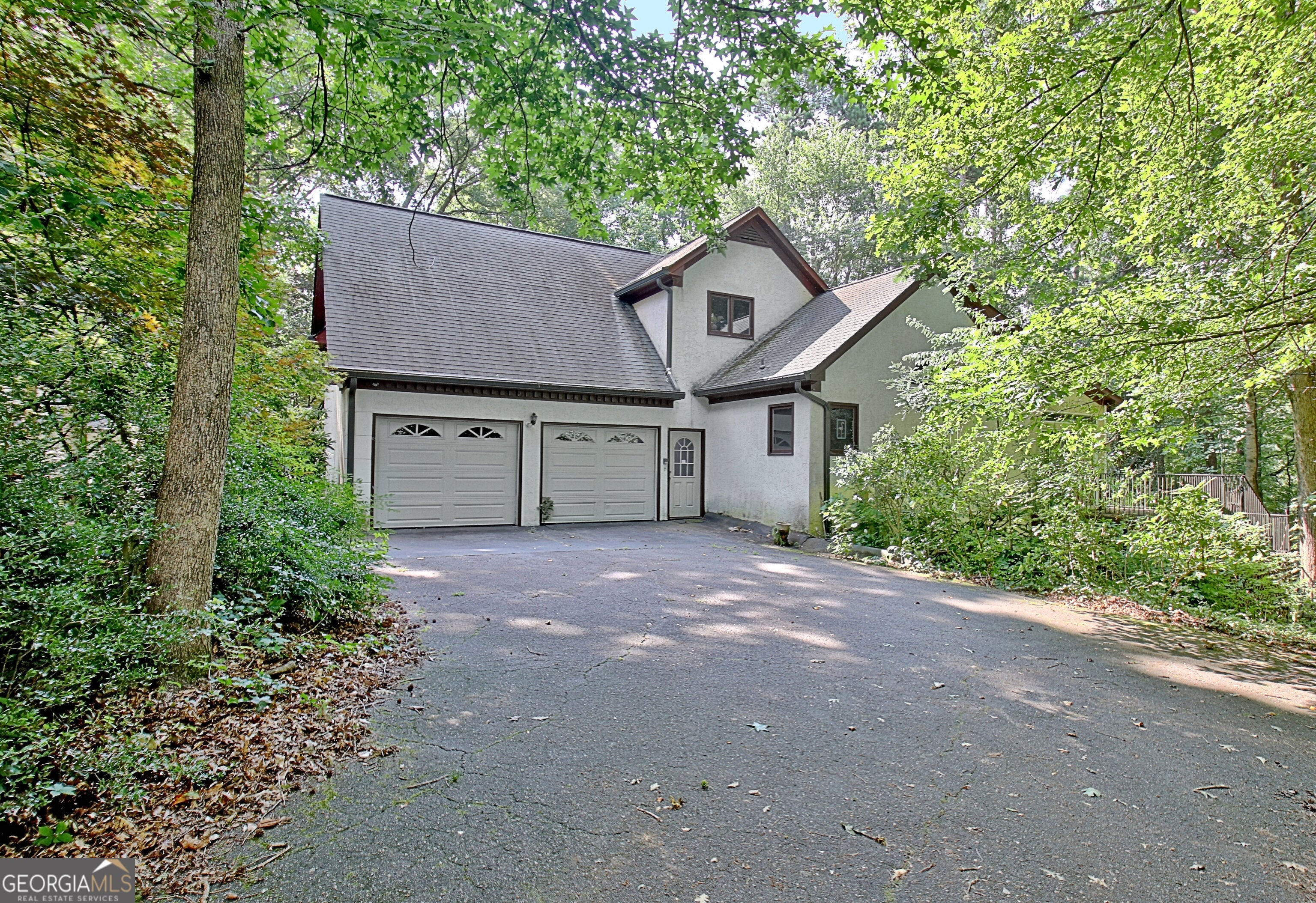 121 Lakeside DR