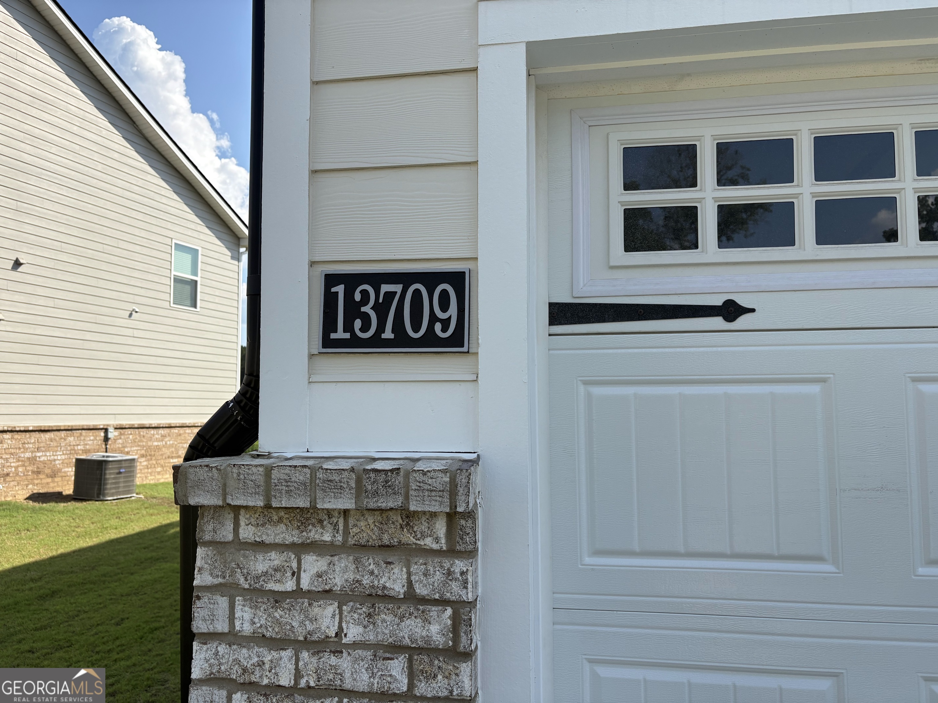 13709 Whitman LN