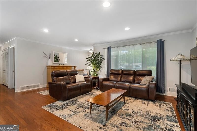 3355 Embry CIR