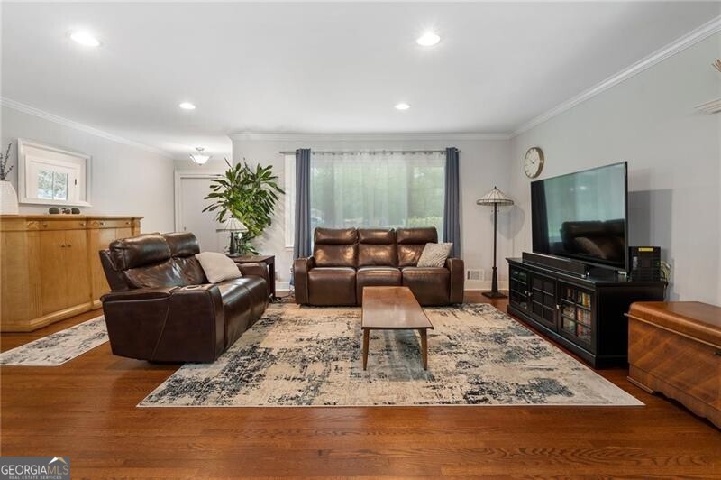 3355 Embry CIR