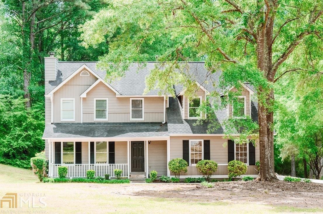 A cute 4 bedroom, 3.5 bath home in Newnan, minutes away from Ashley Park and Downtown Newnan? Yes please!!! Oh and it is situated on a spacious 1.29 acres without an HOA. This home has been freshly painted and is in great shape for you and your family to move in. Located in a quiet neighborhood, this home provides you with the privacy, space and location that you have been looking for and at a price that fits your budget. Don't wait, cause this one will be gone quickly!