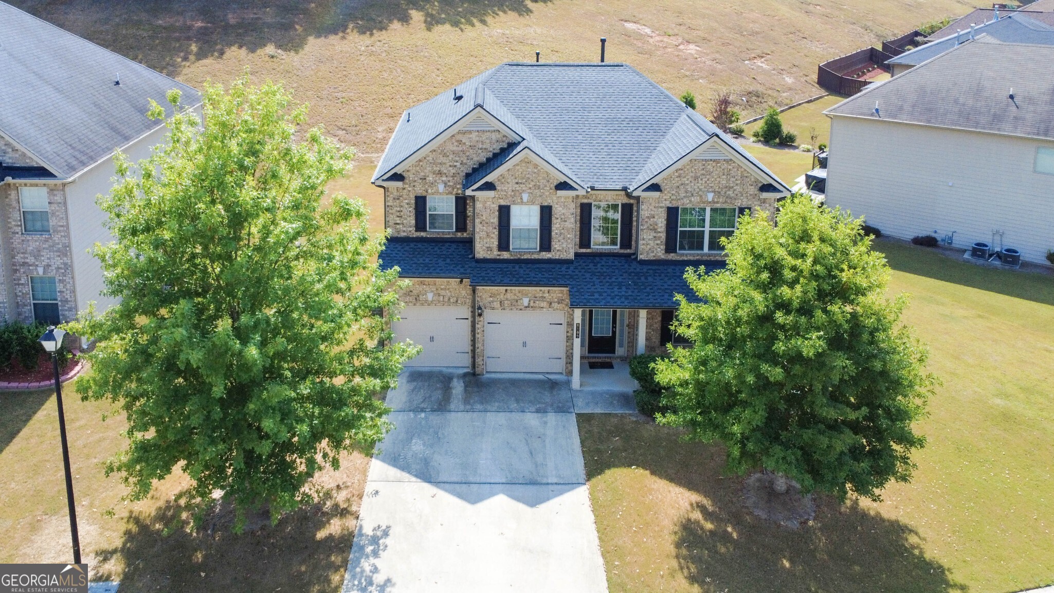 BETTER THAN NEW! THIS IS THE ONE! NEW ROOF, HOMEOWNERS WARRANTY AND SELLER CONCESSIONS ARE BEING OFFERED IN THIS WELL-MAINTAINED HOME LOCATED IN SNELLVILLE'S SOUGHT AFTER NORRIS RESERVE. THIS HOME IS THOUGHTFULLY DESIGNED WITH ALL OF THE LIVING SPACE THAT'S NEEDED -OFFICE/BEDROOM AND FULL BATH ON MAIN LEVEL, SEPERATE LIVING ROOM AND FORMAL DINING ROOM, OPEN YET SECLUDED KITCHEN WITH DOUBLE OVEN AND STAINLESS-STEEL APPLIANCES, SPACIOUS LIVING ROOM WITH SURROUND SOUND AND MODERN FEATURES. UPPER LEVEL BOASTS AN OPEN LOFT/2ND LIVING ROOM, INVITING DOUBLE DOORS OPENS INTO THE SPACIOUS OWNER'S SUITE WHICH INCLUDES AN AIRY BATHROOM WITH A SOAKING TUB, LARGE SHOWER, AND AMPLE CLOSET SPACE!