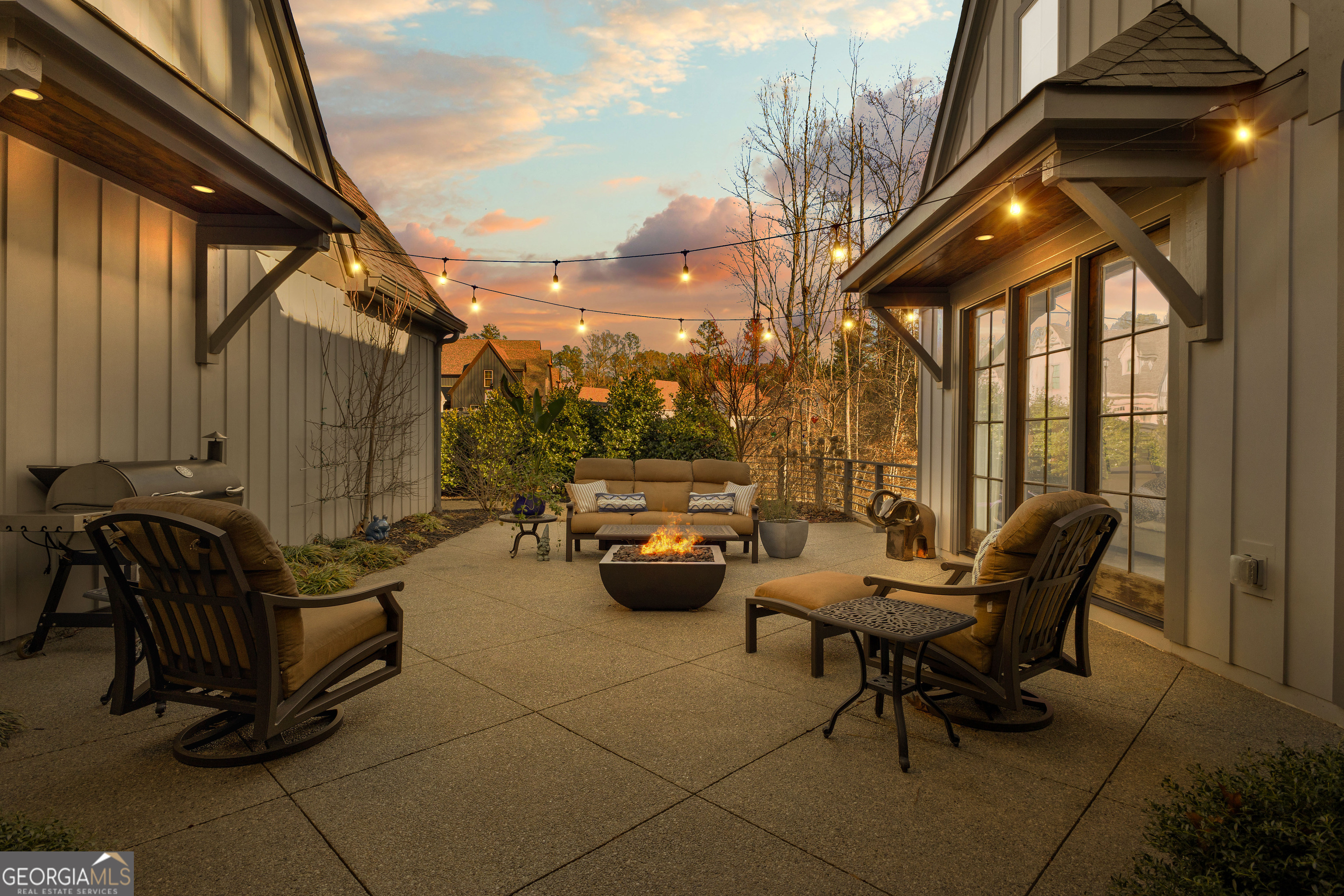 Newnan, Georgia 30265, United States, 4 Bedrooms Bedrooms, ,3 BathroomsBathrooms,Residential,Pending,9438