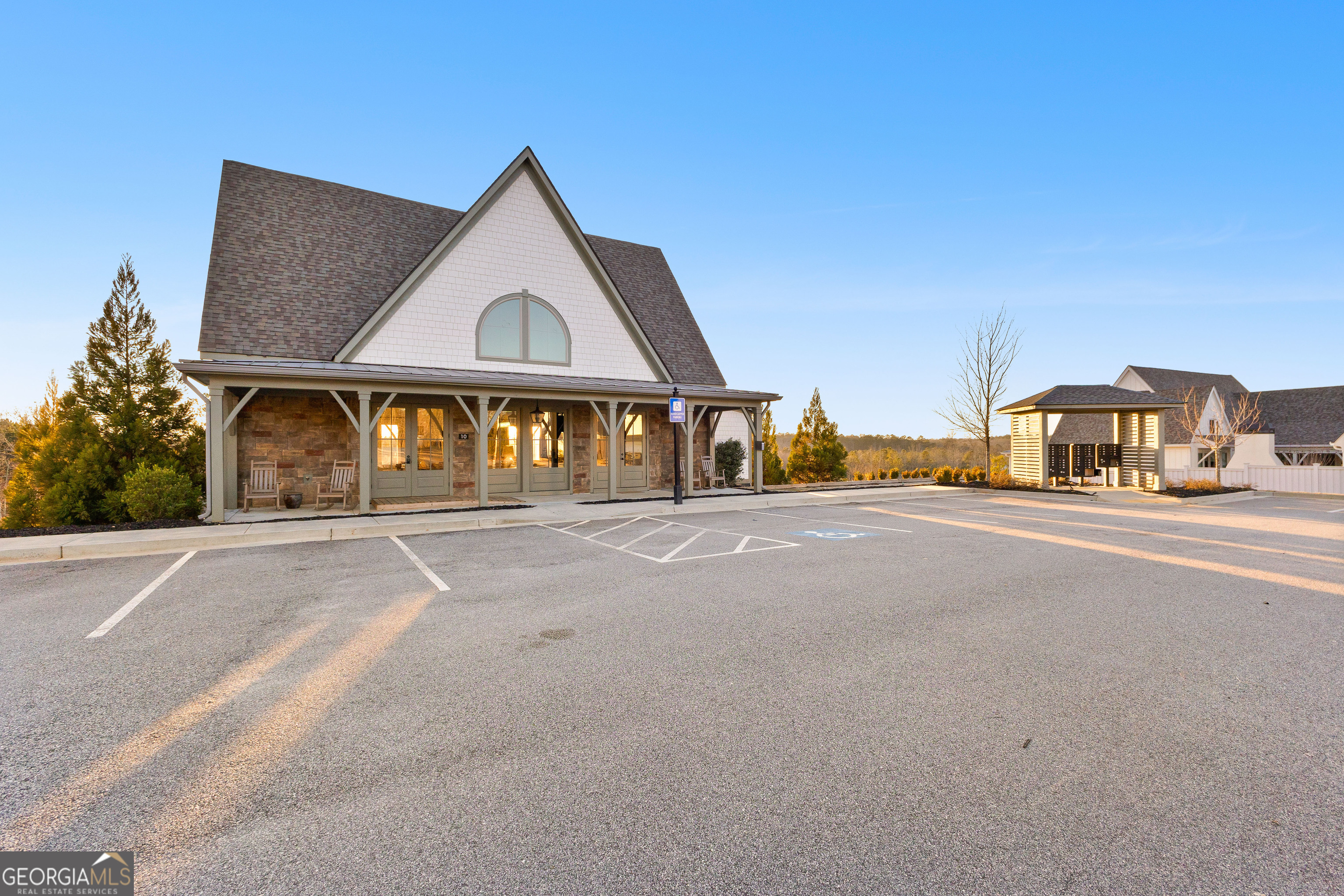 Newnan, Georgia 30265, United States, 4 Bedrooms Bedrooms, ,3 BathroomsBathrooms,Residential,Pending,9438