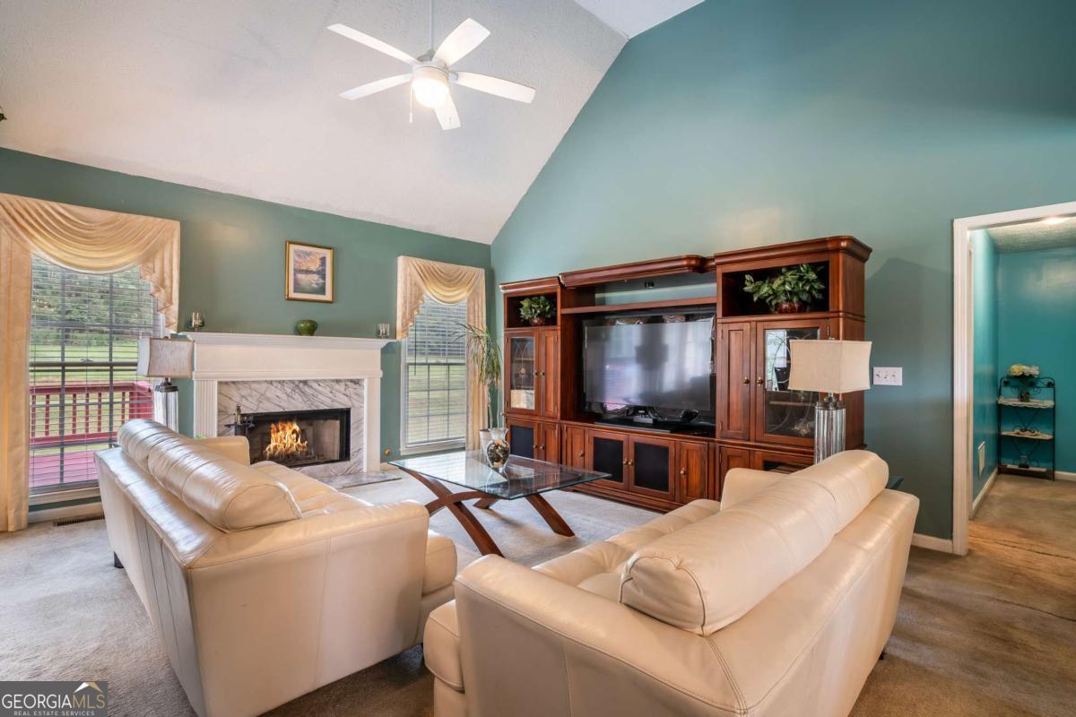 31 Churchill Downs NE