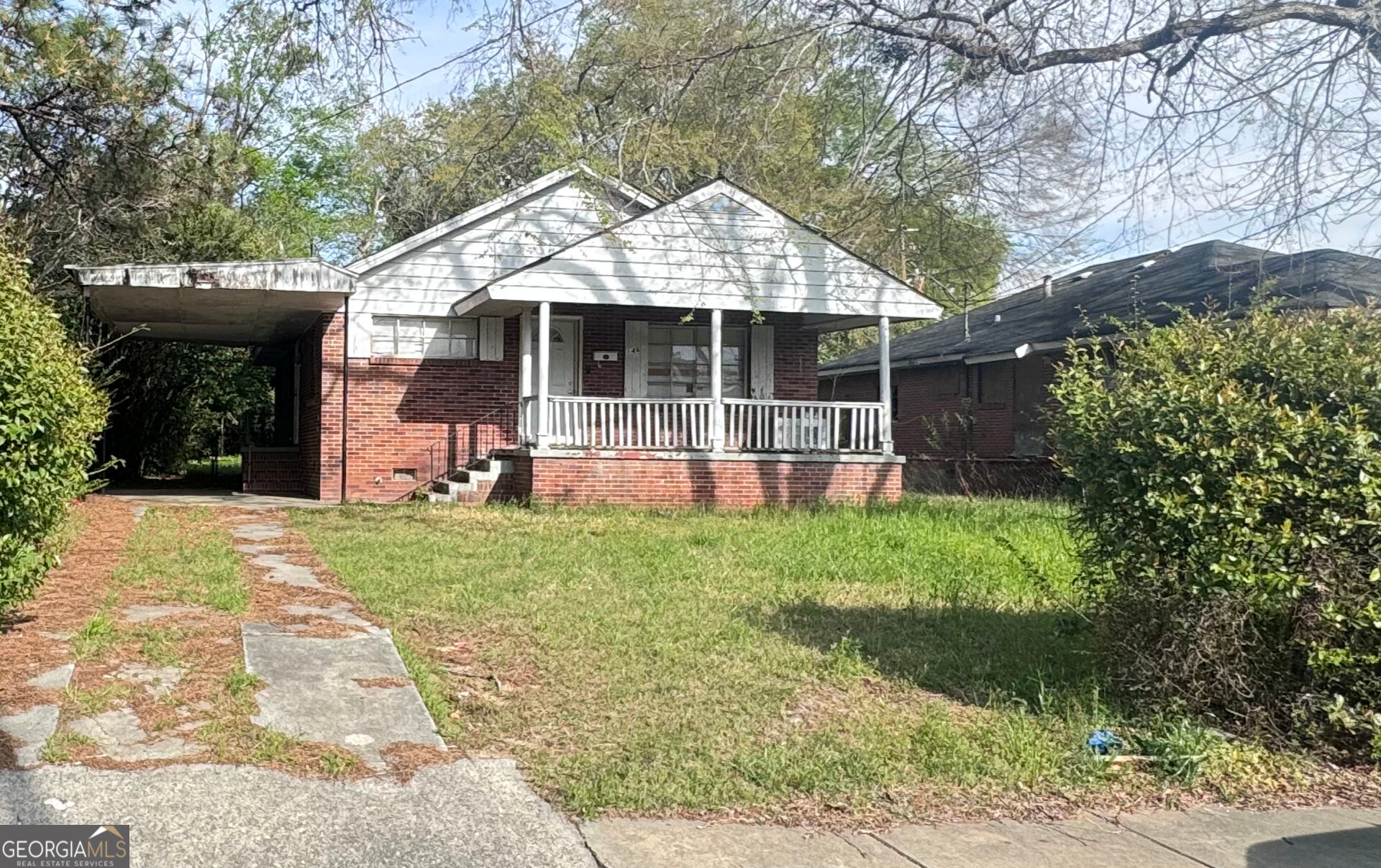 Calling all investors ! This 3 bedroom 2 full bath home would make a good fit for rental or flip. The floor plan is spacious and the property mostly needs cosmetic updating. Utilities had been working previously .