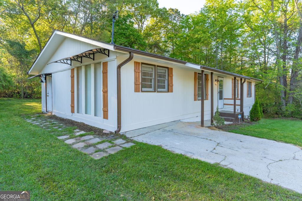 Photo of 2290 Pinetree Lane NE, Conyers, GA 30012 (MLS # 10729052)