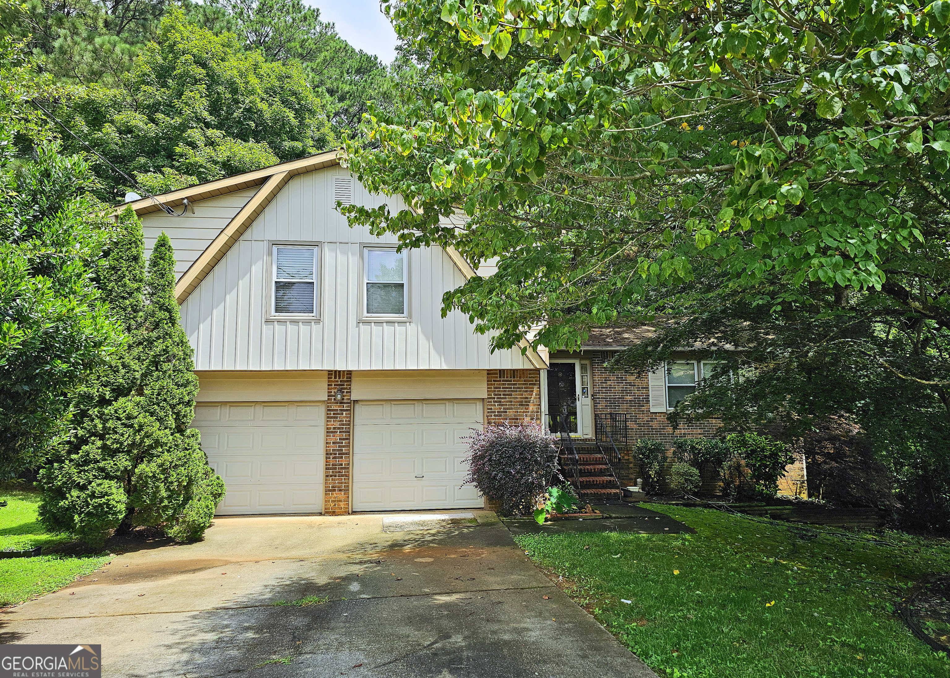 Charming 4-Bedroom Split-Level Home - Move-In Ready! Discover comfort and convenience in this spacious 4-bedroom, 2-bath split-level featuring an inviting eat-in kitchen with a beautiful view of the family room-perfect for gatherings and everyday living. Enjoy the outdoors in your large, fully fenced backyard, ideal for kids, pets, or entertaining guests.