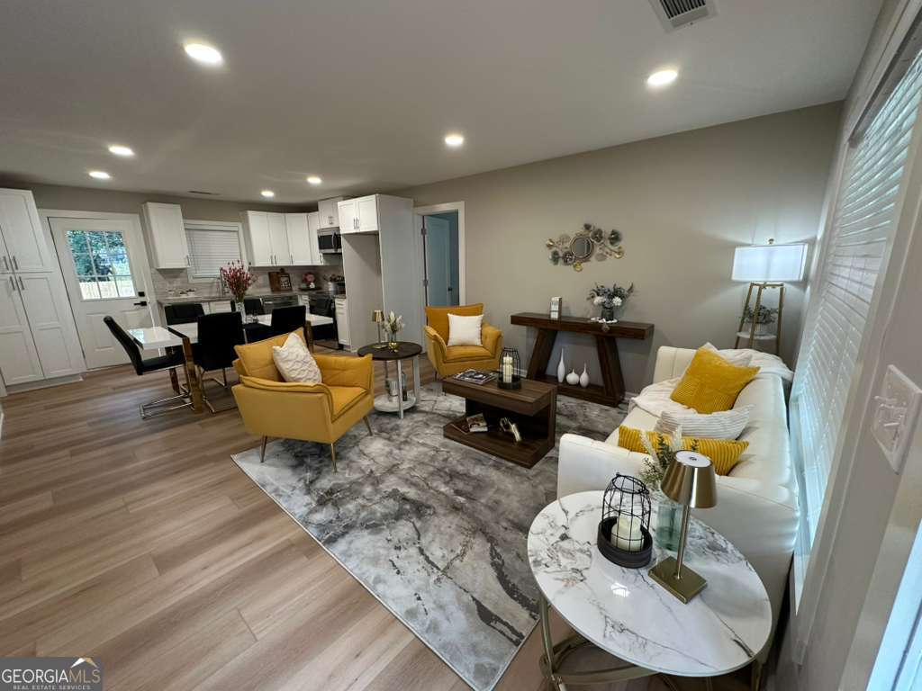 6376 Hollywood DR