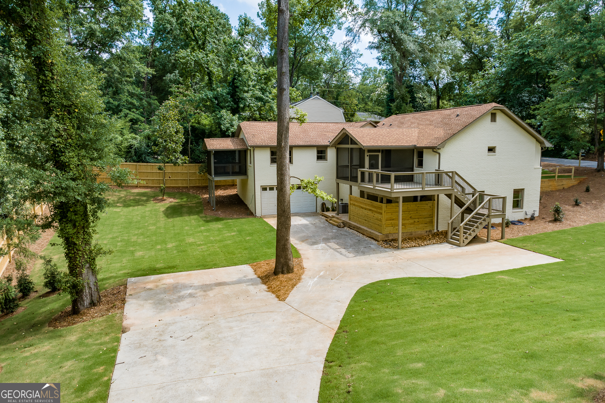 685 Pinecrest DR