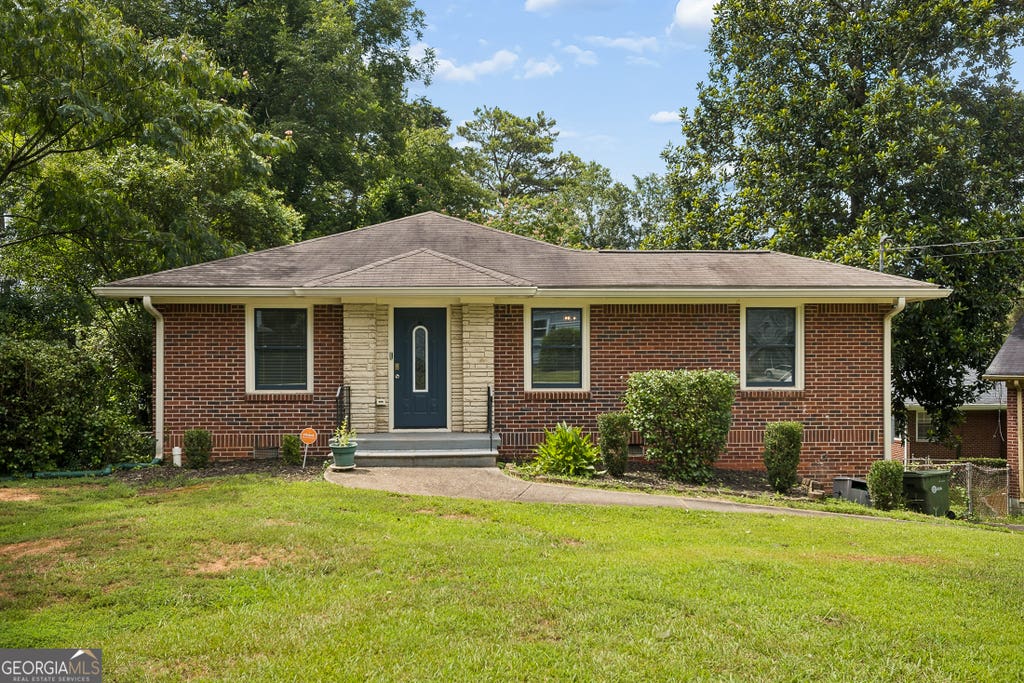 Photo of 1900 Rogers Avenue SW, Atlanta, GA 30310 (MLS # 10815638)