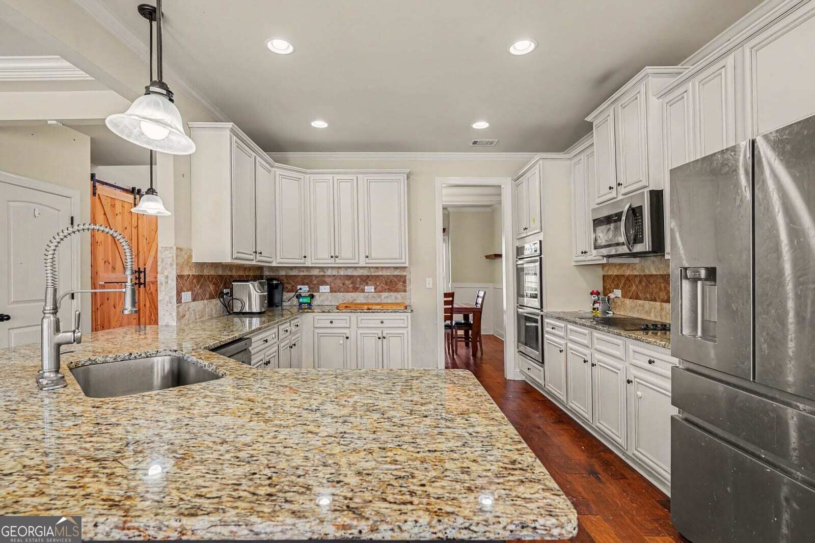 160 Feather LN