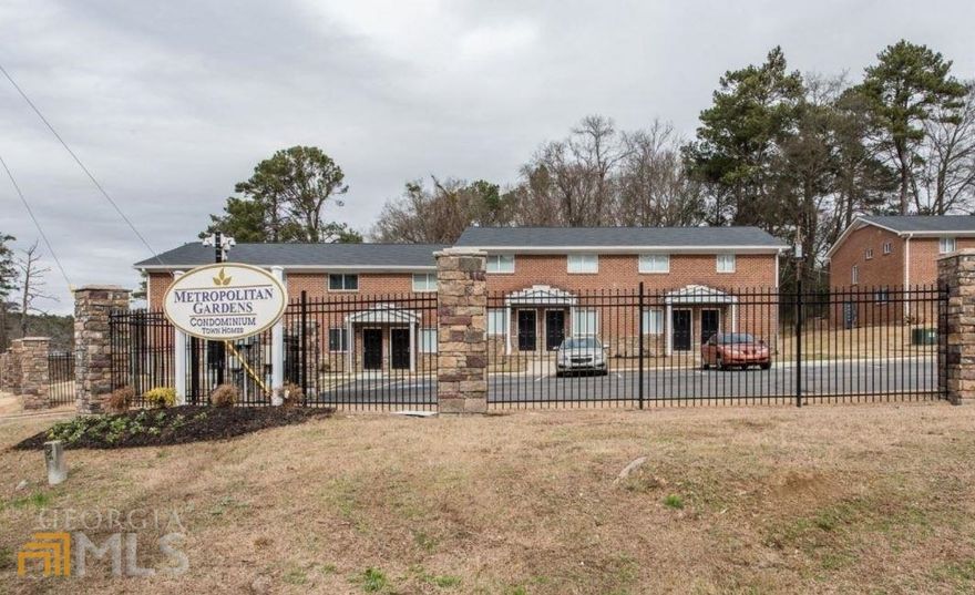100 newly renovated 2 Bedroom/1.5 bath units in a 5.7 acre multi-family rental community development in southwest Atlanta, minutes from Brownfield Airport, I-285 and I-20. Appointment only.