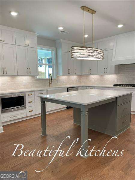 2962 Graham Gardens LN