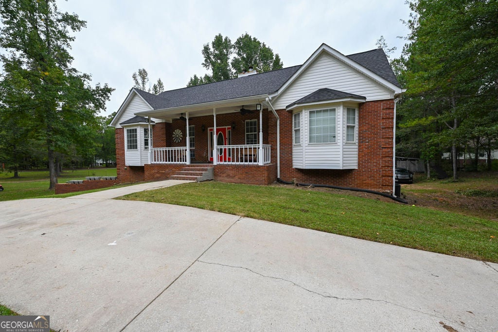 Photo of 220 Marcella Avenue, Sharpsburg, GA 30277 (MLS # 10870713)