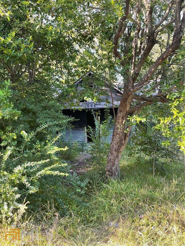Investors, are you looking for the right income-producing property? This single-family home contains 596 sq ft of creative possibilities and with just minutes away from entertainment and Mercer University College. It includes 2 bedrooms and 1 bathroom. Unfortunately, the property does have fire damage and is being sold "AS- IS." PLEASE SUBMIT ALL OFFERS TO maconexpansionprojectllc@gmail.com