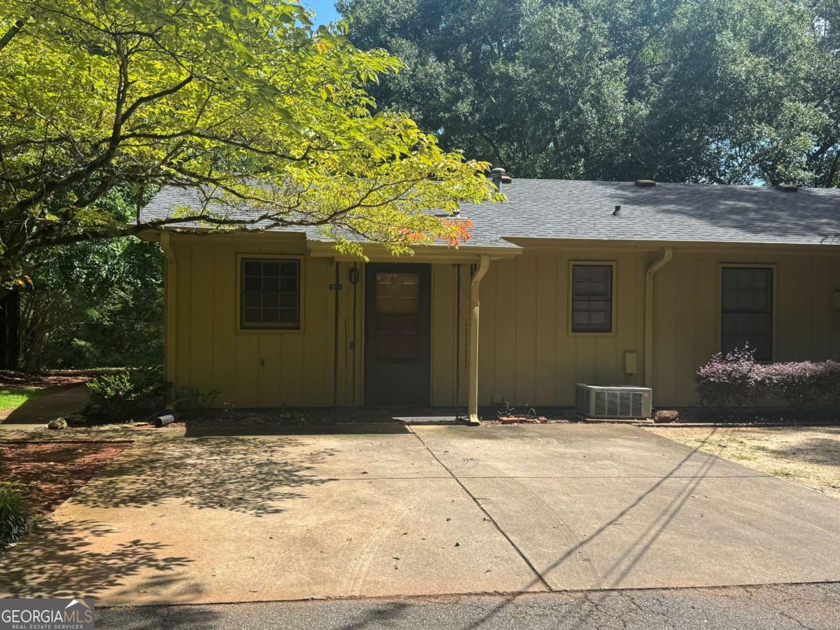 2 bedroom/1 bath duplex available on the westside of Athens. Conveniently located to restaurants and shopping off of Epps Bridge. Minutes away from Downtown Athens.