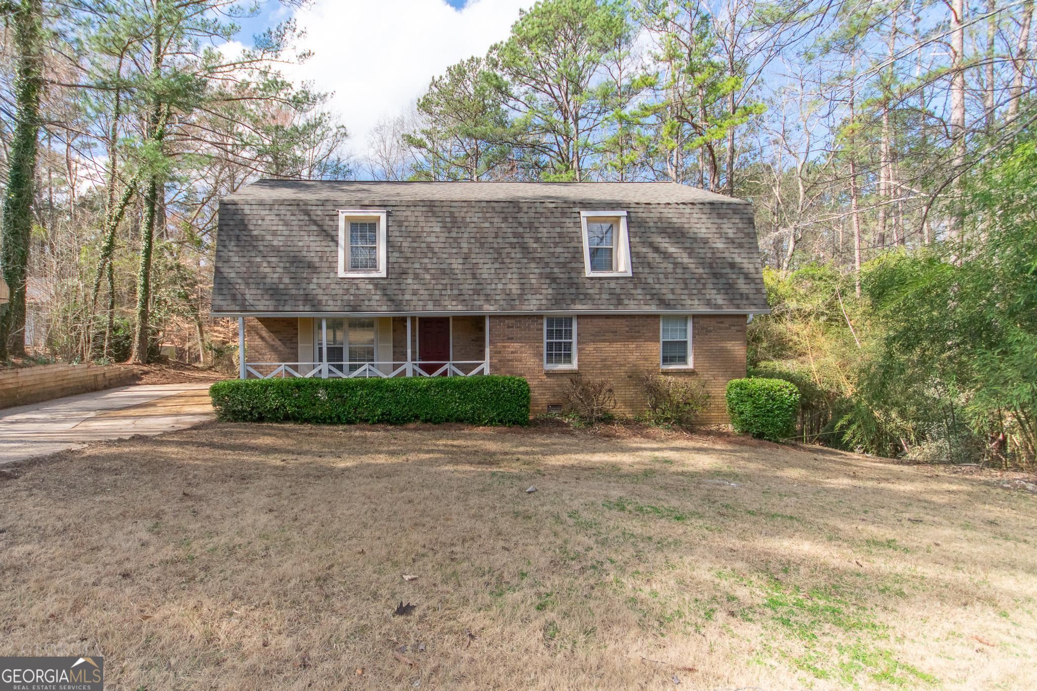 Spacious home, perfect for large families or roommates. Wooded back yard, in a quiet neighborhood. Downstairs features a spacious kitchen, three bedrooms, one and a half bathrooms, a living room, and a HUGE family room! Upstairs has a full bathroom, two bedrooms, plus a bonus room!