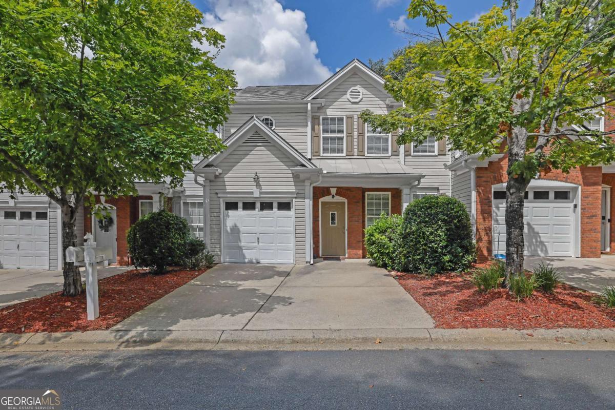 Gorgeous Upgraded Townhome! New Appliances, New Hardwoods,Fresh Paint! Private Backyard & Cute Front Porch! Great Location & Schools. Fresh paint throughout the house and new carpet on second level. Beaiutiful fence on backyard for for privacy. Bdrm On Main Lev, Roommate Fl Plan, Sitting Room Master Bath: Double Vanity, Sep His/Hers, Sep Tub/Shower, Whirlpool Tub Kitchen: Breakfast Area, Breakfast Bar, Cabinets Other, Pantry, Counter Top - Solid Surface Dining: Dining/Great Rm. Interior: 9 ft + Ceil Main, 9 ft+ Ceil Upper, Double Vnty Other, Entrance Foyer, Hardwood Floors, Walk-In Closet(s), Wall/Wall Carpet Exterior: Front Porch, Prof Landscaping, Patio Appliances: Dishwasher, Garbage Disposal, Elec Ovn/Rng/Ctop, Microwave, Gas Water Heater, Refrigerator, washer & dryer. Interior: 9 ft + Ceil Main, 9 ft+ Ceil Upper, Double Vnty Other, Entrance Foyer, Hardwood Floors, Walk-In Closet(s), Wall/Wall Carpet Exterior: Front Porch, Prof Landscaping, Patio