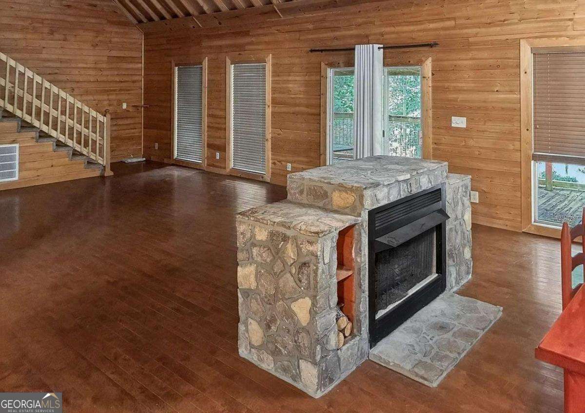465 Lakeside TRL