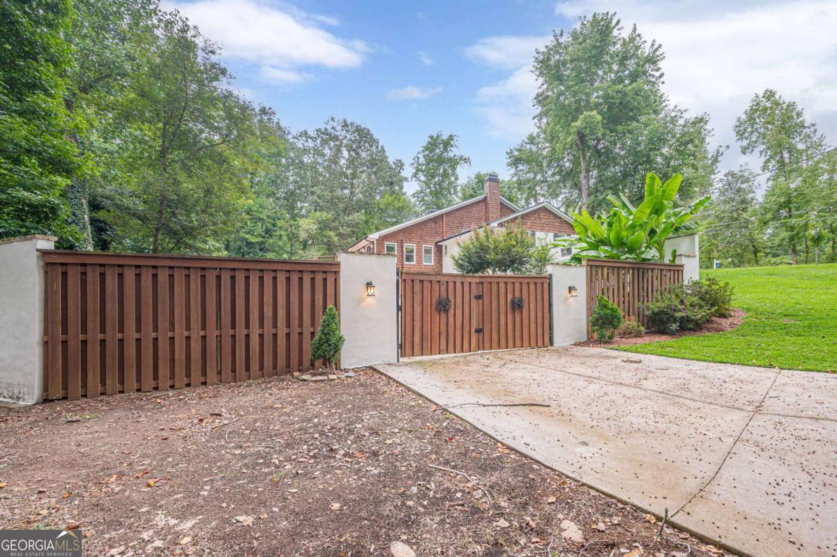 S Cherokee lane - Residential