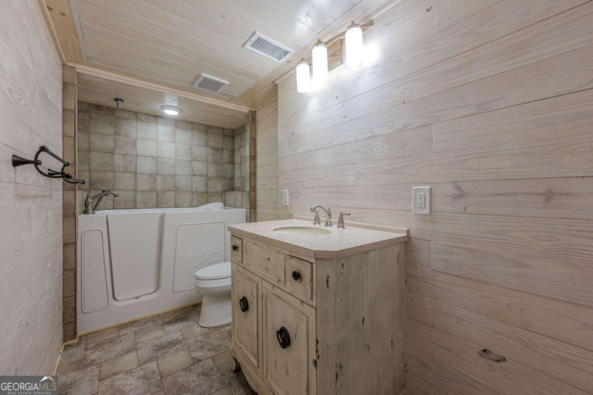 S Cherokee lane - Residential