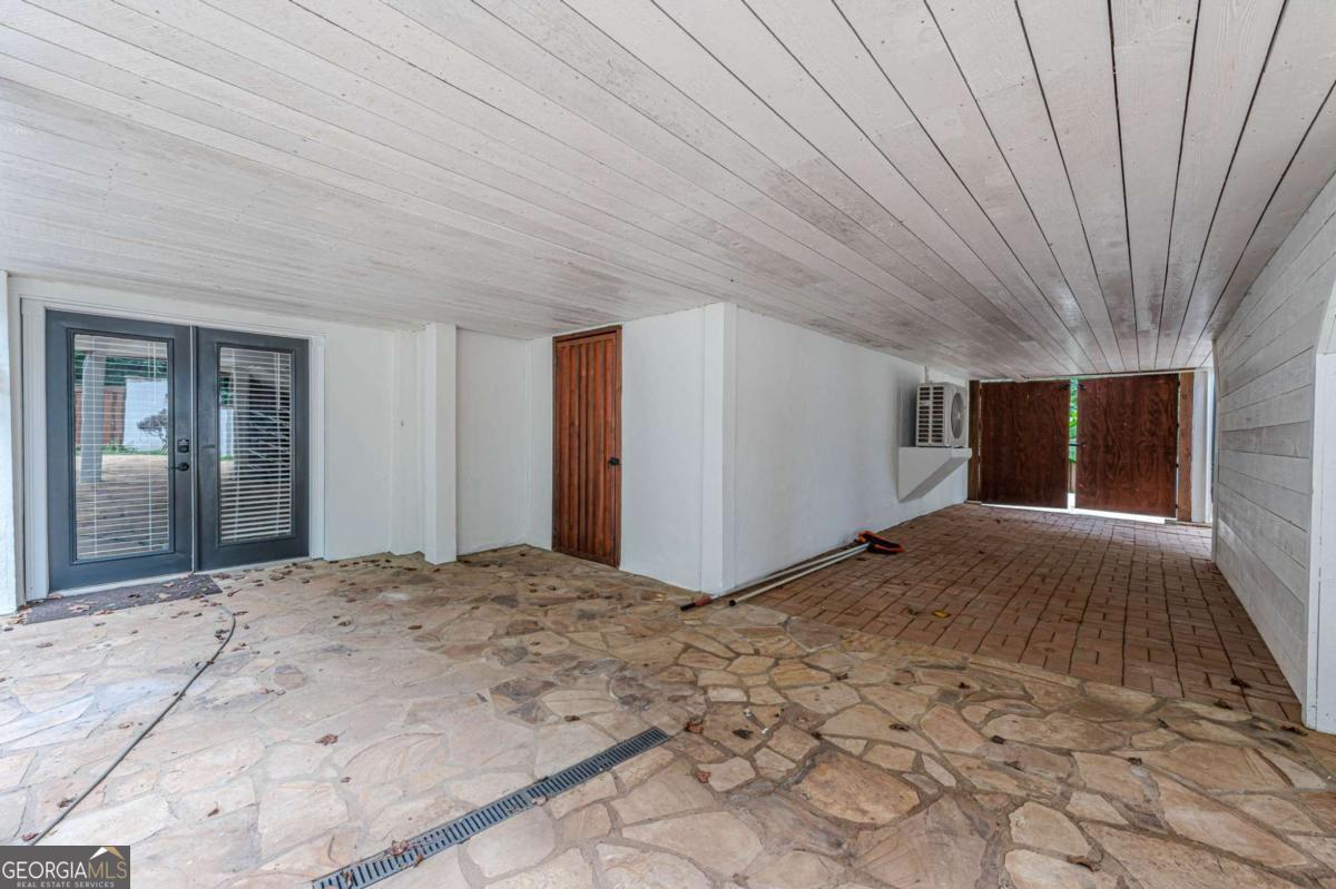 S Cherokee lane - Residential