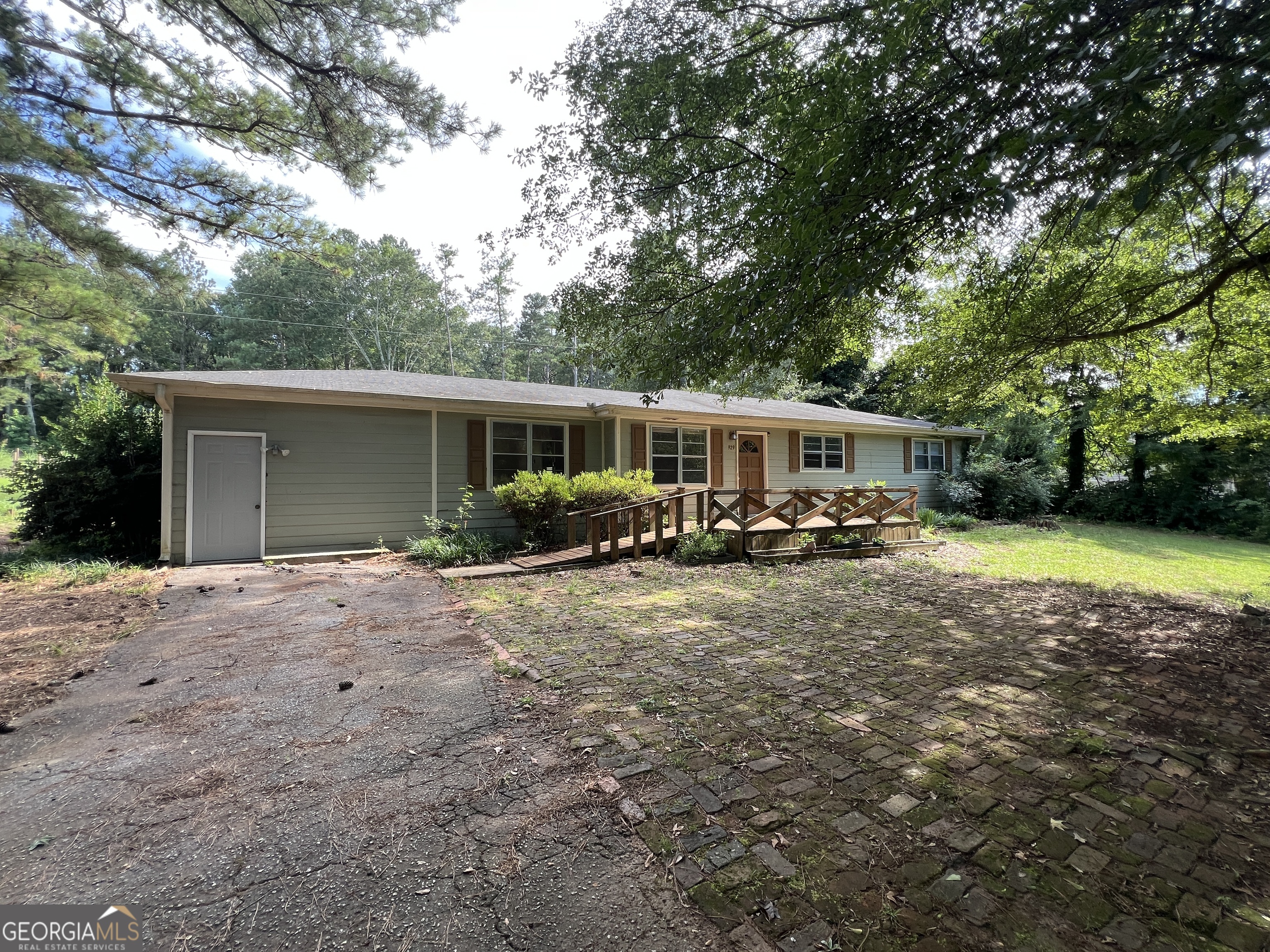 POPULAR RANCH STYLE HOME with OPEN FAMILY ROOM and DINING. 3 BEDROOMS AND 2 FULL BATHS. Home has large, private yard. Convenient to I-85 and Highway 316 for commute to Atlanta area or Athens/University of Georgia area. LOCATED IN A SMALL COMMUNITY WITH NO HOA.