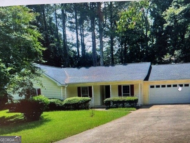 Nice home , all fresh paint and flooring ,nice size yard, On a cul-de-sac,, great investment or starter home.