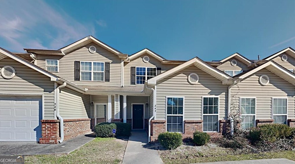 Beautiful 3 bedroom/3.5 bath townhome. Close to everything!! Open concept with view into the living room, and entertain easily with an eat-in kitchen and stainless steel appliances to wow your guests.The primary suite is on the main level and features a walk-in closet and en suite bathroom with dual sinks, soaking tub and separate shower. Each bedroom has its own bathroom and walk-in closet. Close to the airport, easy access to I-20, In-town Atlanta, restaurants and shopping. Schedule your private tour today!