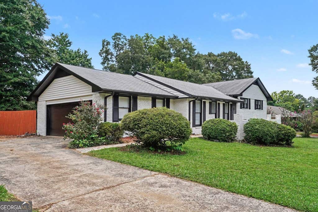Photo of 8806 Twin Oaks Drive, Jonesboro, GA 30236 (MLS # 10805745)