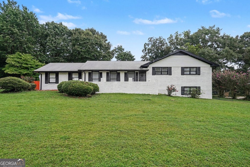 Photo of 8806 Twin Oaks Drive, Jonesboro, GA 30236 (MLS # 10805745)