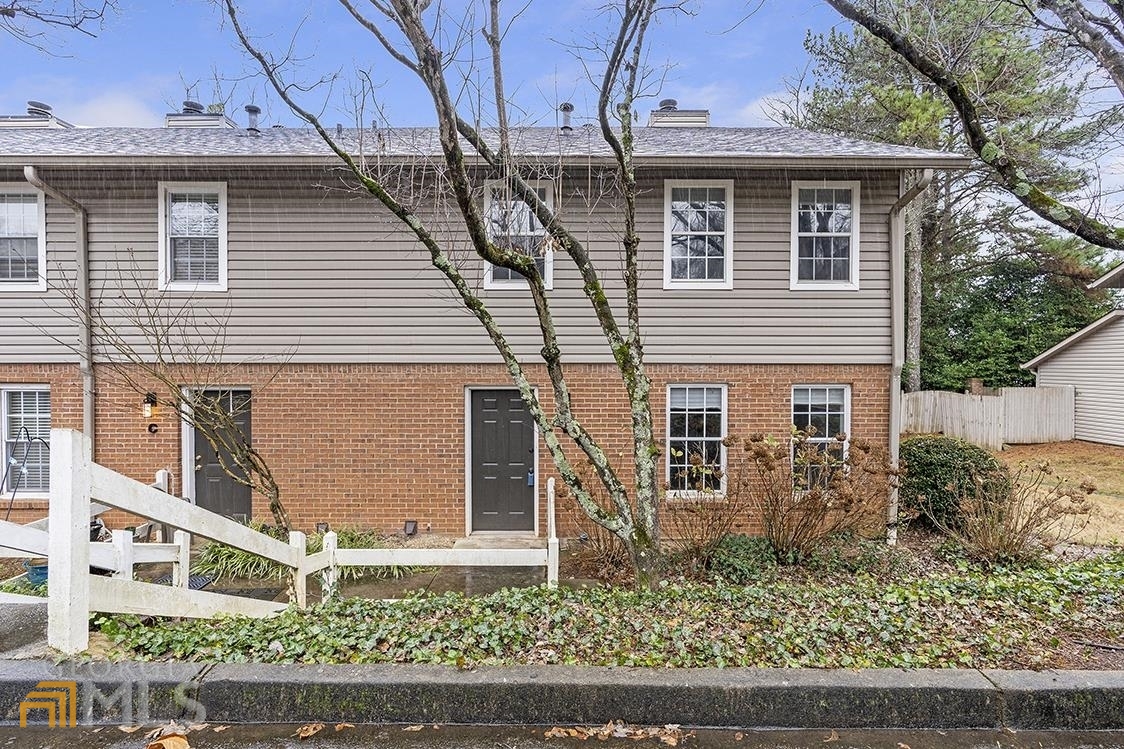 Beautifully updated, spacious townhome in charming, swim/tennis community of Dunwoody Square. INCREDIBLE LOCATION off Roswell Road in Sandy Springs, close to everything. This home is in pristine condition and features new plank flooring, granite countertops thru out, new bathrooms, separate dining area, updated kitchen, oversized family room, wood burning fireplace and fenced in, private, rear court yard. Minutes from Morgan Falls Park, HWY 400, shopping, dining, entertainment.