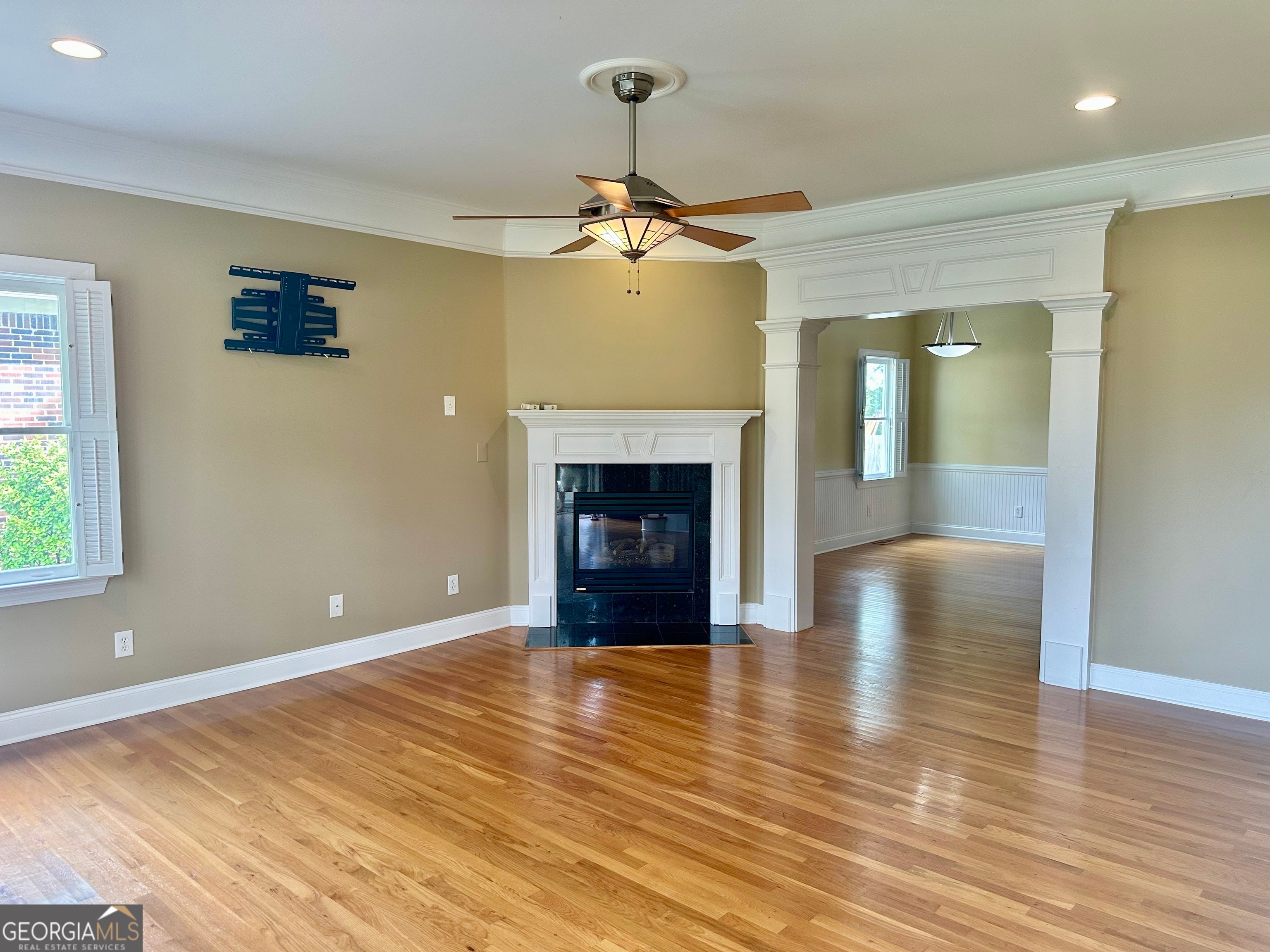 1594 Hardin AVE