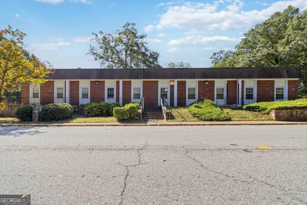 Photo of 118 Stockbridge Rd, Jonesboro, GA 30236 (MLS # 10802613)