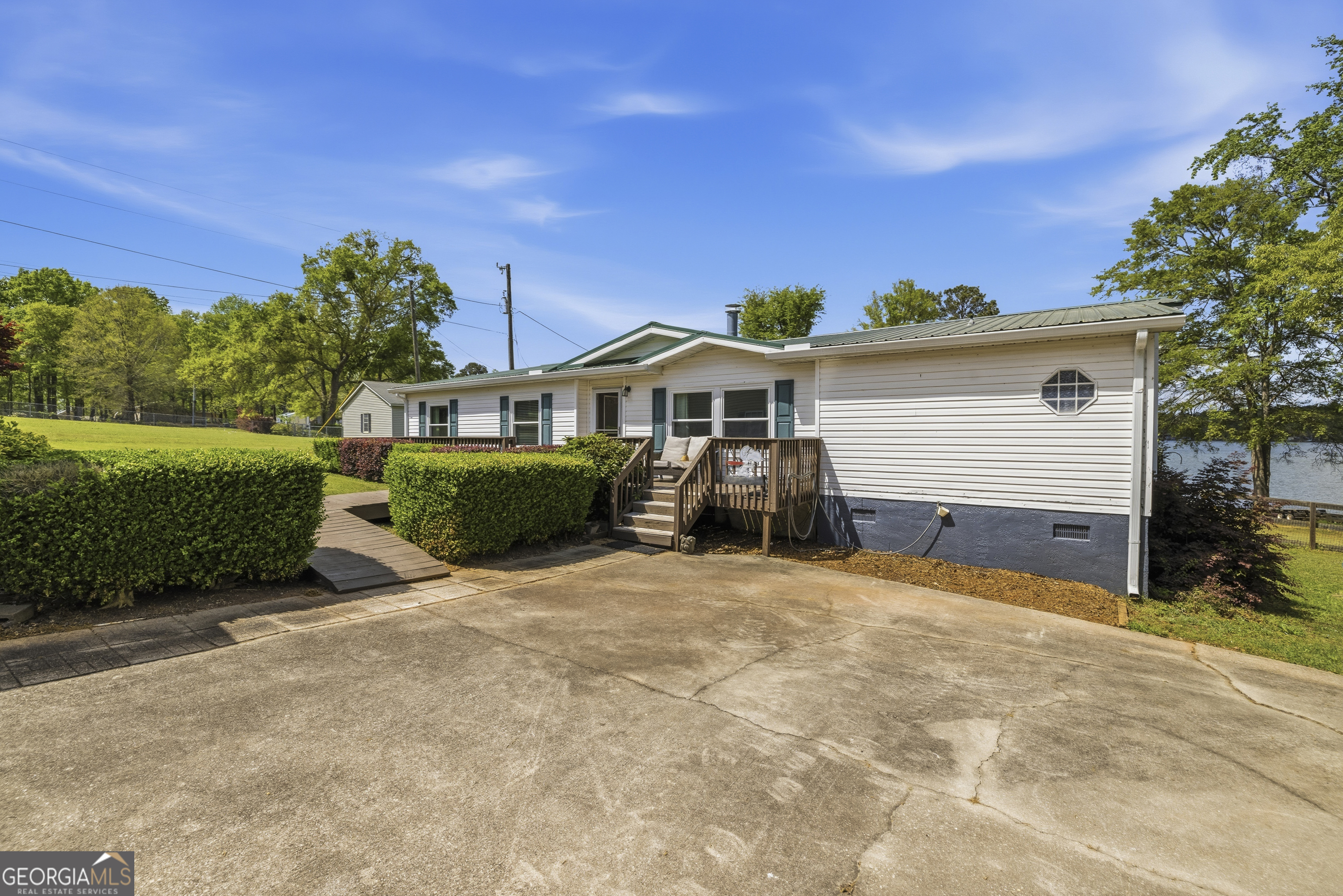 1052 Crooked Creek RD