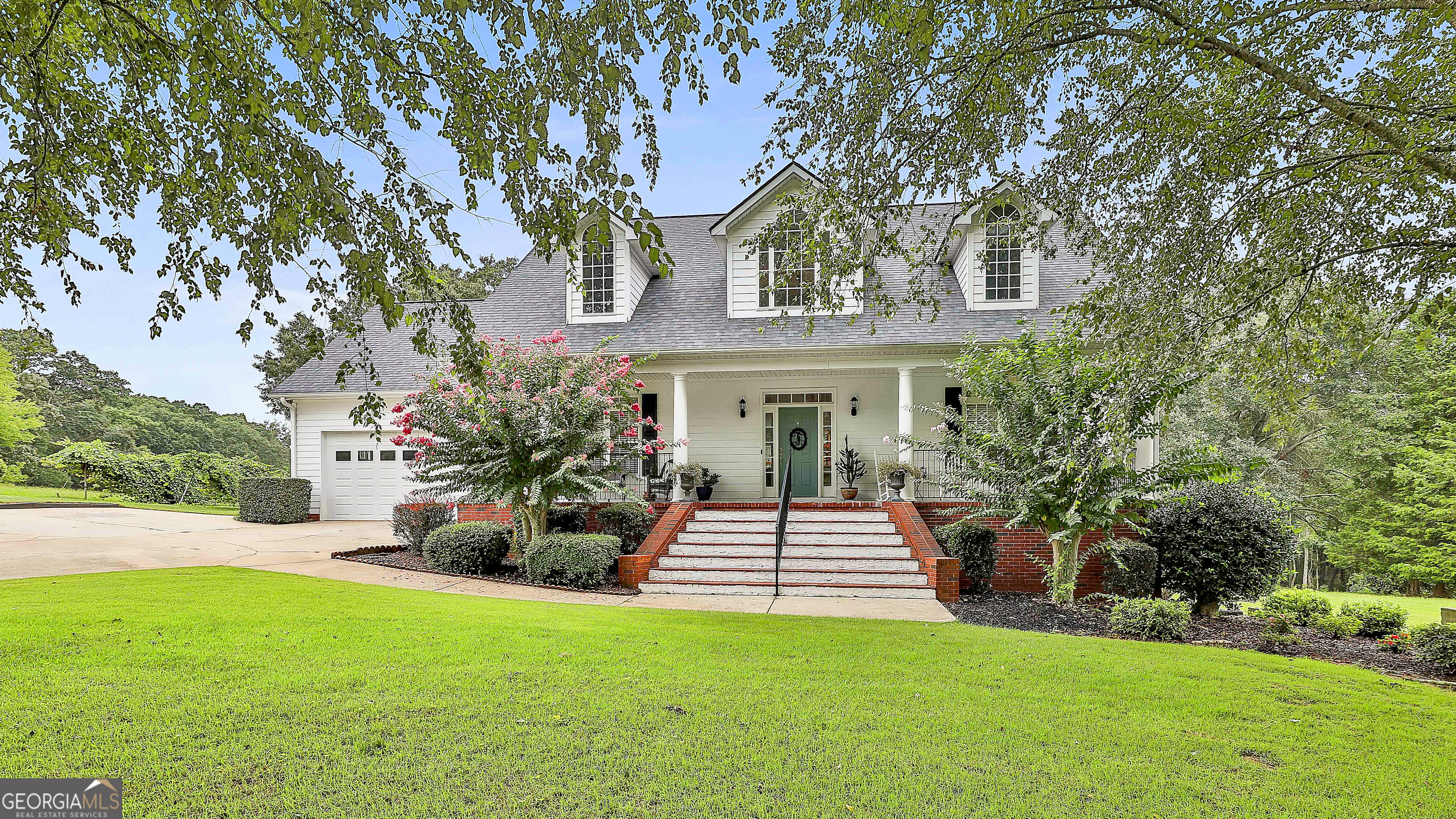 CHARMING HOME IN THE HEART OF MORELAND. THIS HOME IS SITUATED ON A 1 ACRE, LEVEL LOT, WITH A BEAUTIFUL LAKE VIEW. ROCKING CHAIR FRONT PORCH. HOME HAS TONS OF NATURAL LIGHT! OPEN CONCEPT PLAN THAT FEATURES A LARGE KITCHEN, FAMILY ROOM AND DINING ROOM. SPACIOUS MASTER FEATURES A SEPARATE TUB AND SHOWER, DOUBLE VANITES AND HIS AND HERS MASTER CLOSETS. TWO GUEST BEDROOMS ON MAIN LEVEL SHARE A JACK AND JILL BATHROOM. THE UPPER FLOOR IS A LARGE BONUS ROOM WITH UNBELIEVABLE ADDITIONAL STORAGE. HOME HAS BEEN COMPLETELY UPDATED.