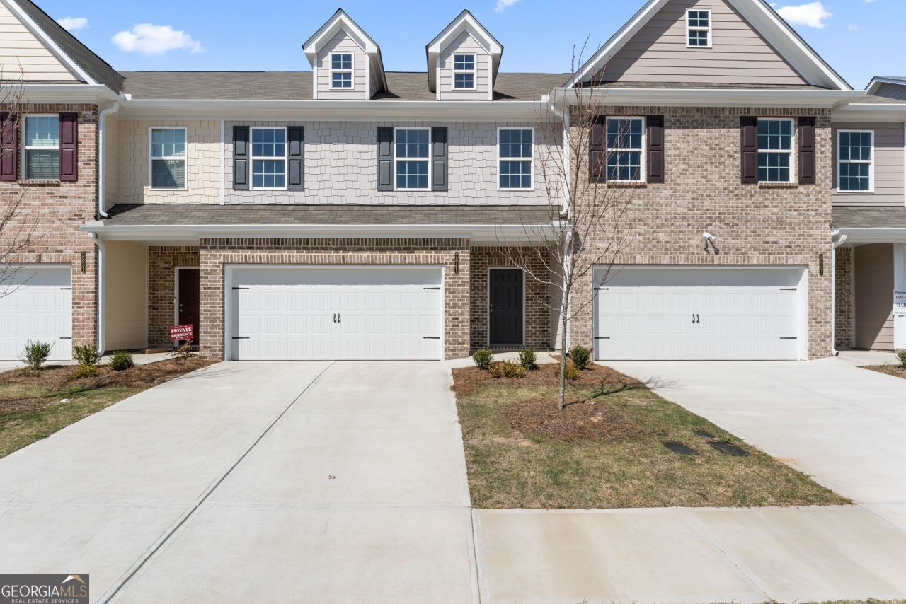 This New Construction Townhome is designed by Hadi Builders, a quality custom Builder, with emphasis on modern living with a focus on comfort, style and convenience. The Chloe Plan is sure to impress your family and friends as they walk into this beautiful home with open concept living on the main level. The chef's kitchen comes equipped with stainless steel appliances, granite countertops and pantry. Your primary suite provides all that you need for rest and relaxation. The primary bath features double vanity, over-sized soaking tub and large walk-in closet. Spacious secondary bedrooms complete the upper level. Close to shopping, schools and just minutes to 1-20 and Hwy 166, you will find everything you need in this beautiful, swim, tennis community that also features a gym and clubhouse. The model is open 7-days a week. Monday - Saturday from 11am - 6pm, Sunday from 1pm -6pm. The Builder is offering a $10,000 incentive with the preferred lender so schedule your showing today! Stock photos of the interior.