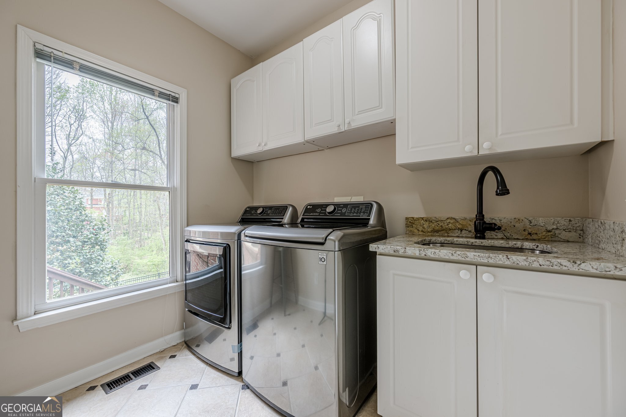 Cumming, Georgia 30040, United States, 5 Bedrooms Bedrooms, ,5 BathroomsBathrooms,Residential,Pending,102972