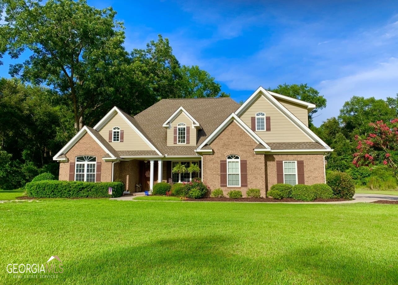 SPECTACULAR 5 BEDROOM/ 3 BATH HOME ON 0.77 ACRE LOT WITH 2 GARAGES IN WALKE RIDGE SUBDIVISION!! Don't miss the beautiful home in this popular neighbirhood! With 2737 sq ft., a LARGE LIVING ROOM/ DINING COMBO with Towering Ceilings, Columns, Arches, Updated Lighting, Fresh Painr, Stackstone Fireplace, Chef's Kitchen, Marble Countertops, Stainless Steel Appliances, a Craft Ice Producing Stainless Refrigerator, you will feel RIGHT AT HOME!!! The neighborhood ameninties include underground utilities, extra ligting, Clubhouse, Pool, and a Pond, all with the conveniences of being in town!! Call today to schedule a tour!