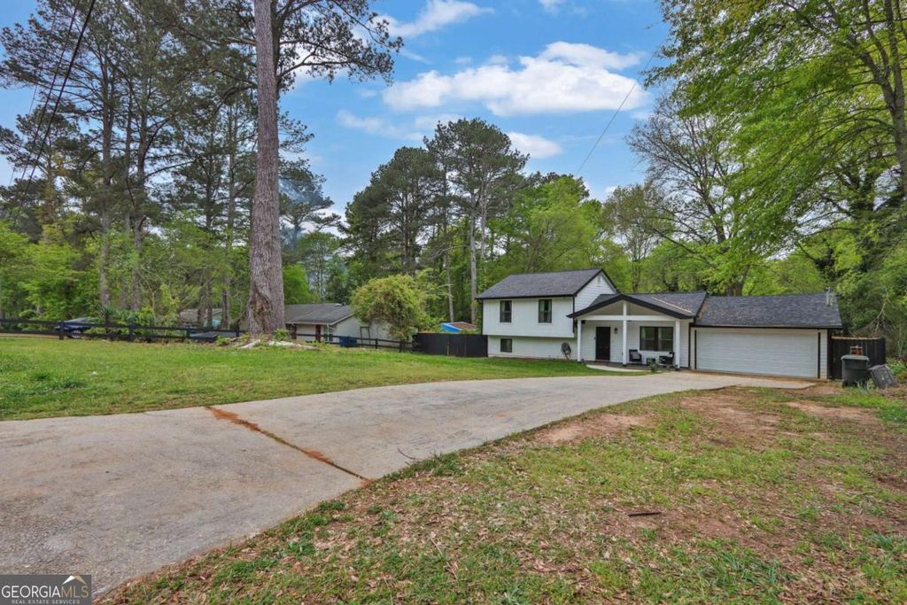 Photo of 447 Warren Rd, Lawrenceville, GA 30044 (MLS # 10729785)
