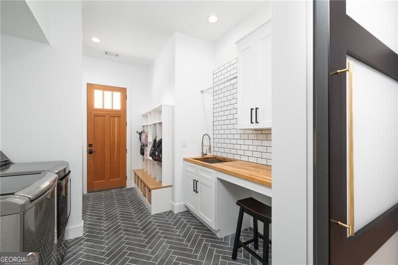 Roswell, Georgia 30075, United States, 4 Bedrooms Bedrooms, ,3 BathroomsBathrooms,Residential,Pending,119911