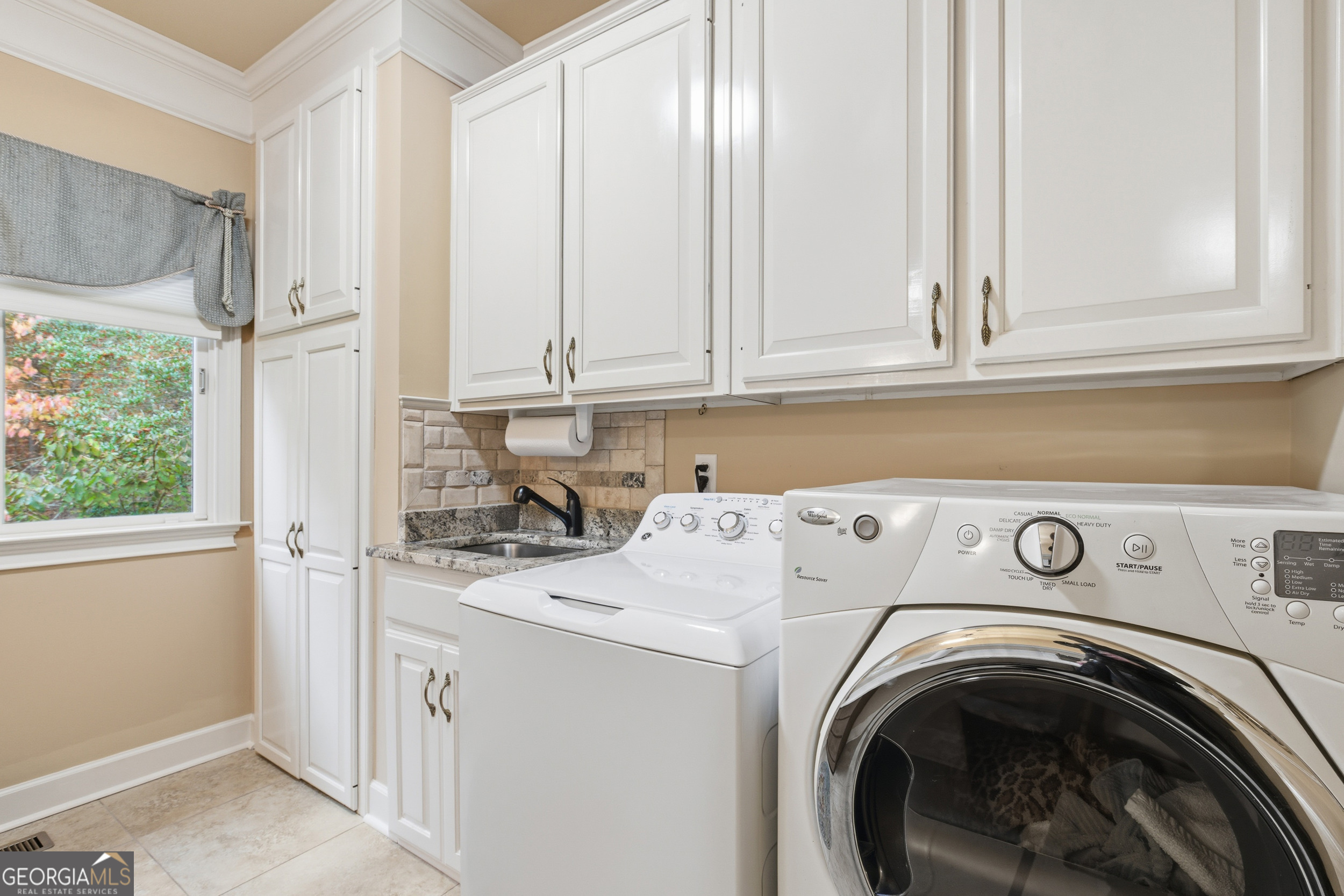 Clarkesville, Georgia 30523, United States, 6 Bedrooms Bedrooms, ,4 BathroomsBathrooms,Residential,Active,241542