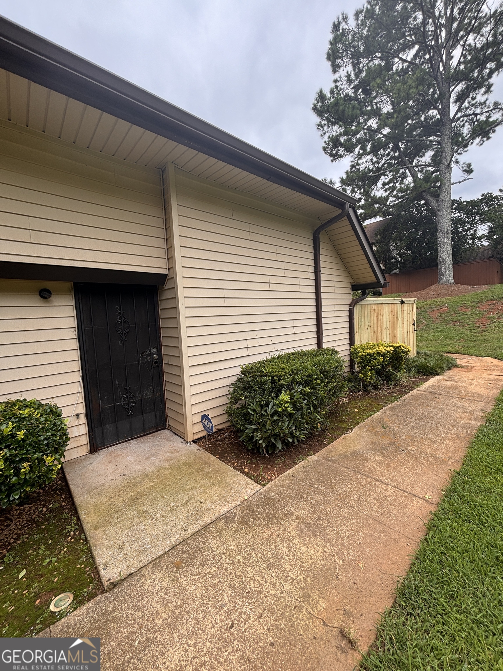 2 bed/1 bath end unit with new privacy fence. This is the perfect properety for an investor or first time home buyer. Close to shopping, restaurants and on the bus line. No seller disclosure. For more information call or text 770-679-1770.