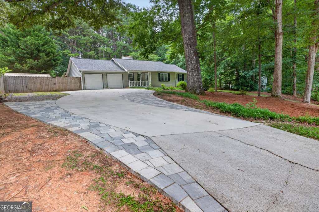 Photo of 3735 Creekwood Drive, Loganville, GA 30052 (MLS # 10795232)