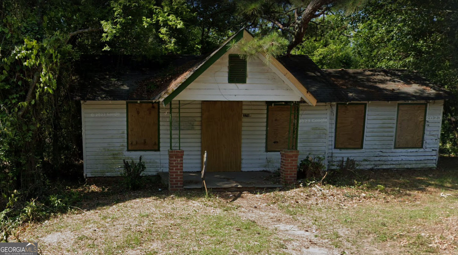 This 3 bedroom 1 bath home can be your next great investment. Renovate to its original charm and reap the benefits of great rental potential in this area. This is an ideal opportunity that is close to historic Vineville, the interstate, Mercer University, and downtown Macon. Must supply proof of funds with any offer; cash only. Sold as-is.