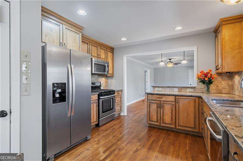 Roswell, Georgia 30075, United States, 3 Bedrooms Bedrooms, ,3 BathroomsBathrooms,Residential,Pending,699