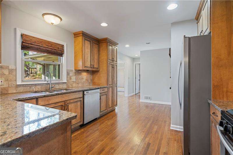 Roswell, Georgia 30075, United States, 3 Bedrooms Bedrooms, ,3 BathroomsBathrooms,Residential,Pending,699