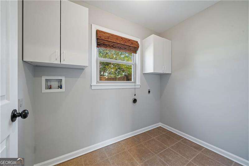 Roswell, Georgia 30075, United States, 3 Bedrooms Bedrooms, ,3 BathroomsBathrooms,Residential,Pending,699