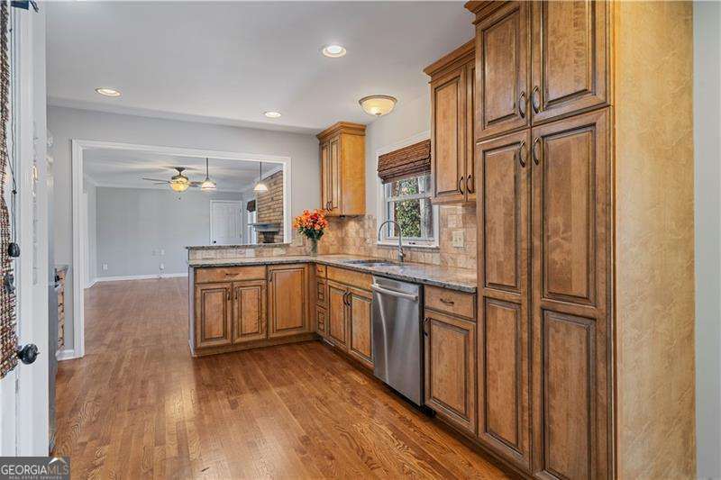 Roswell, Georgia 30075, United States, 3 Bedrooms Bedrooms, ,3 BathroomsBathrooms,Residential,Pending,699